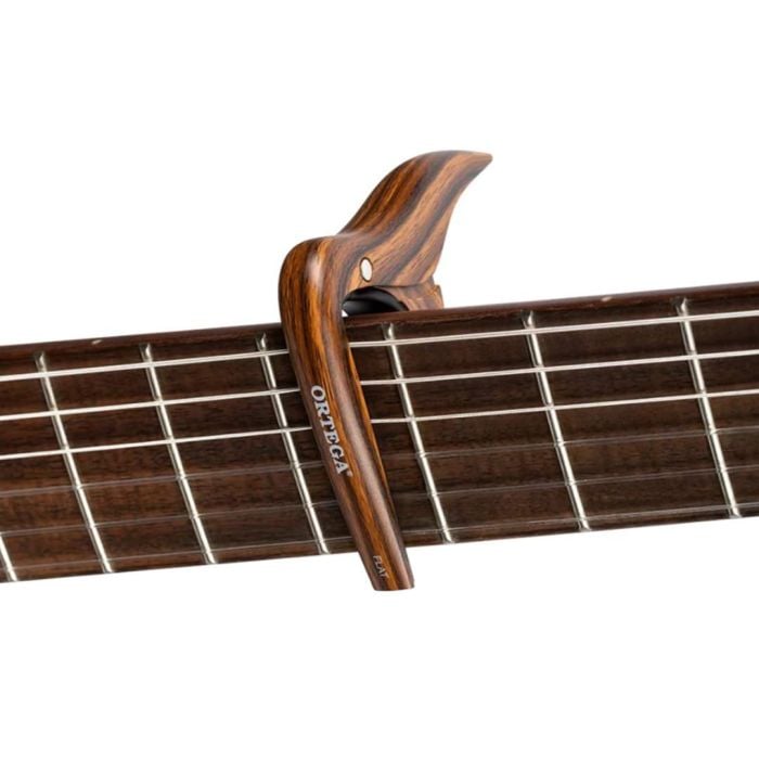 Capotasto in lega di alluminio per ukulele Ortega OCAPOUKE-WND Capotasto