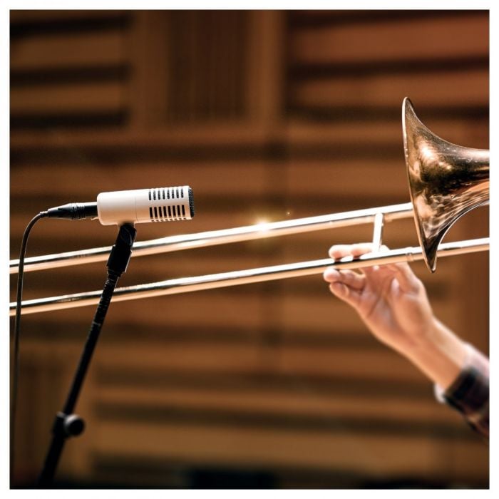 Microfono dinamico ipercardioide per tom, amplificatori per chitarra e basso, fiati e percussioni Universal Audio SD-7 Standard Dynamic Microphone