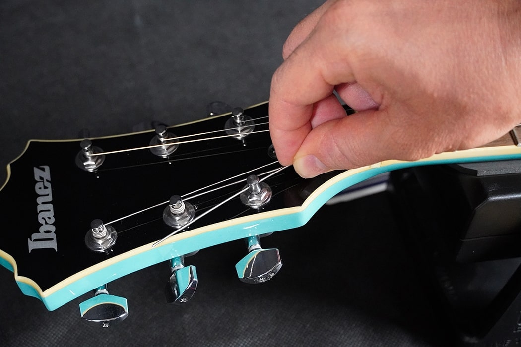 Come effettuare SET-UP KIT stendere corda chitarra elettrica
